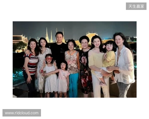 安东内拉晒一家人同美职联奖杯合照:恭喜亲爱的,我们爱你